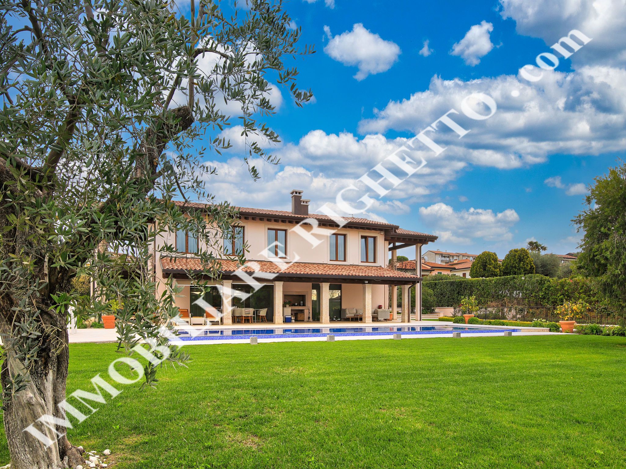 offer real estate for sale Luxury villa a stone's throw from the lake.