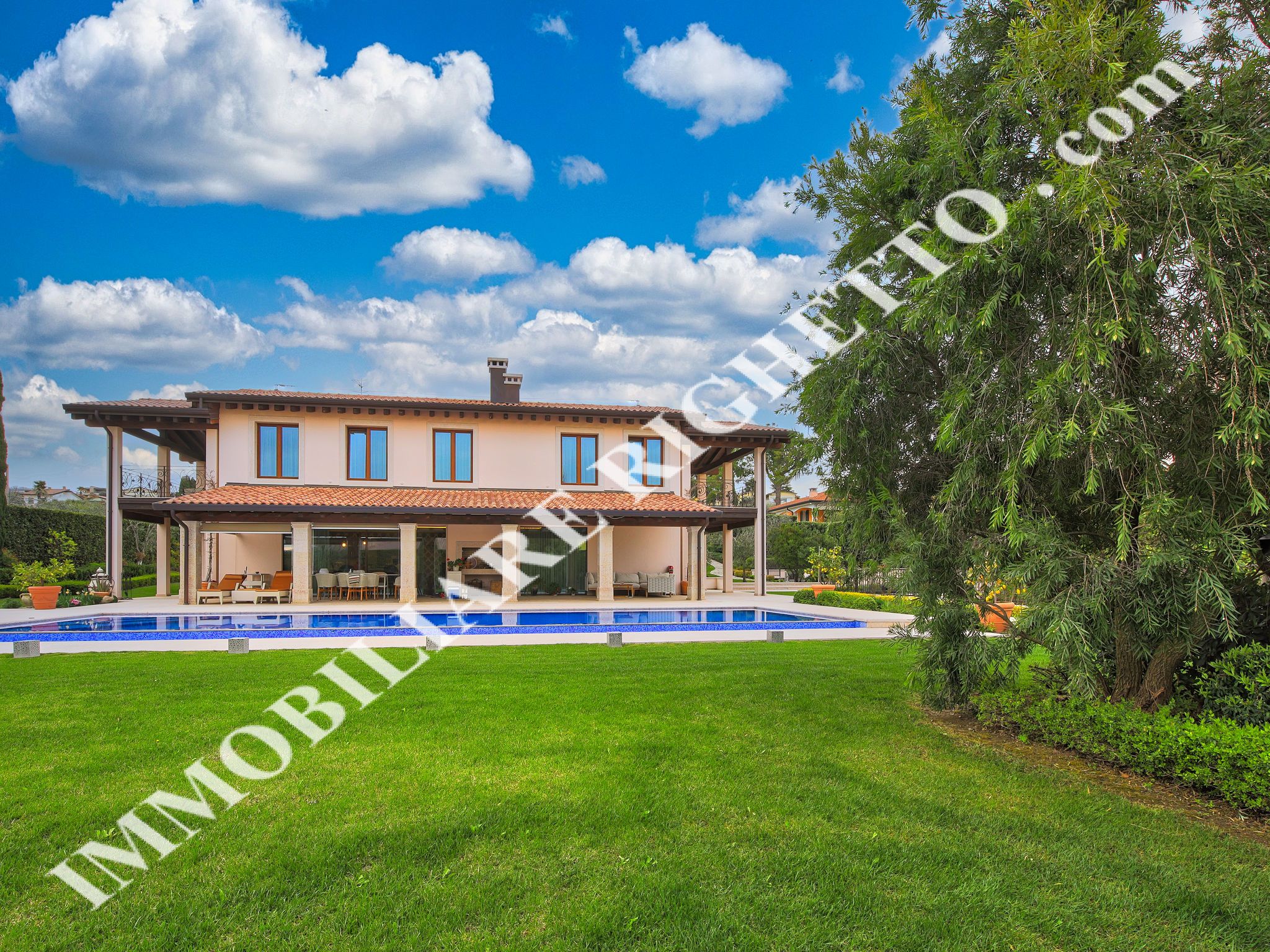 offer property for sale Luxury villa a stone's throw from the lake.