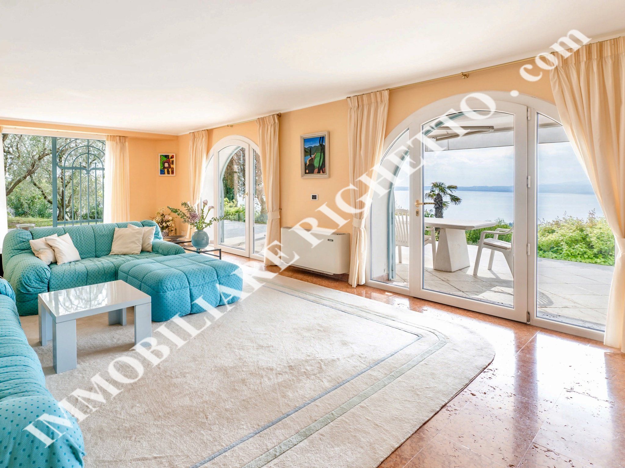 Immobilien zum Verkauf anbieten Herrliche freistehende Villa mit glanzvollem 180° PANORAMABLICK AUF DEN SEE