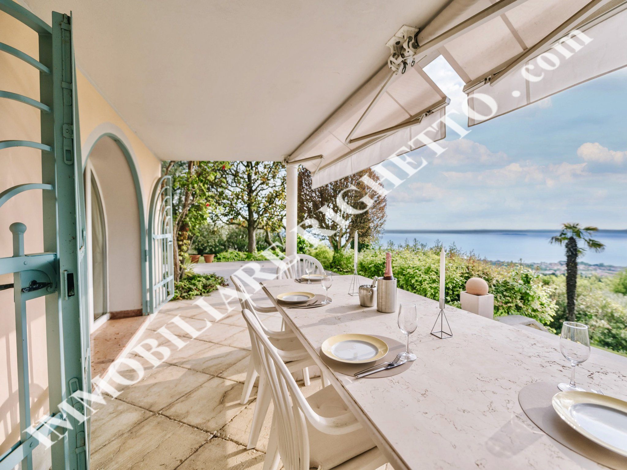 Immobilien zum Verkauf anbieten Herrliche freistehende Villa mit glanzvollem 180° PANORAMABLICK AUF DEN SEE