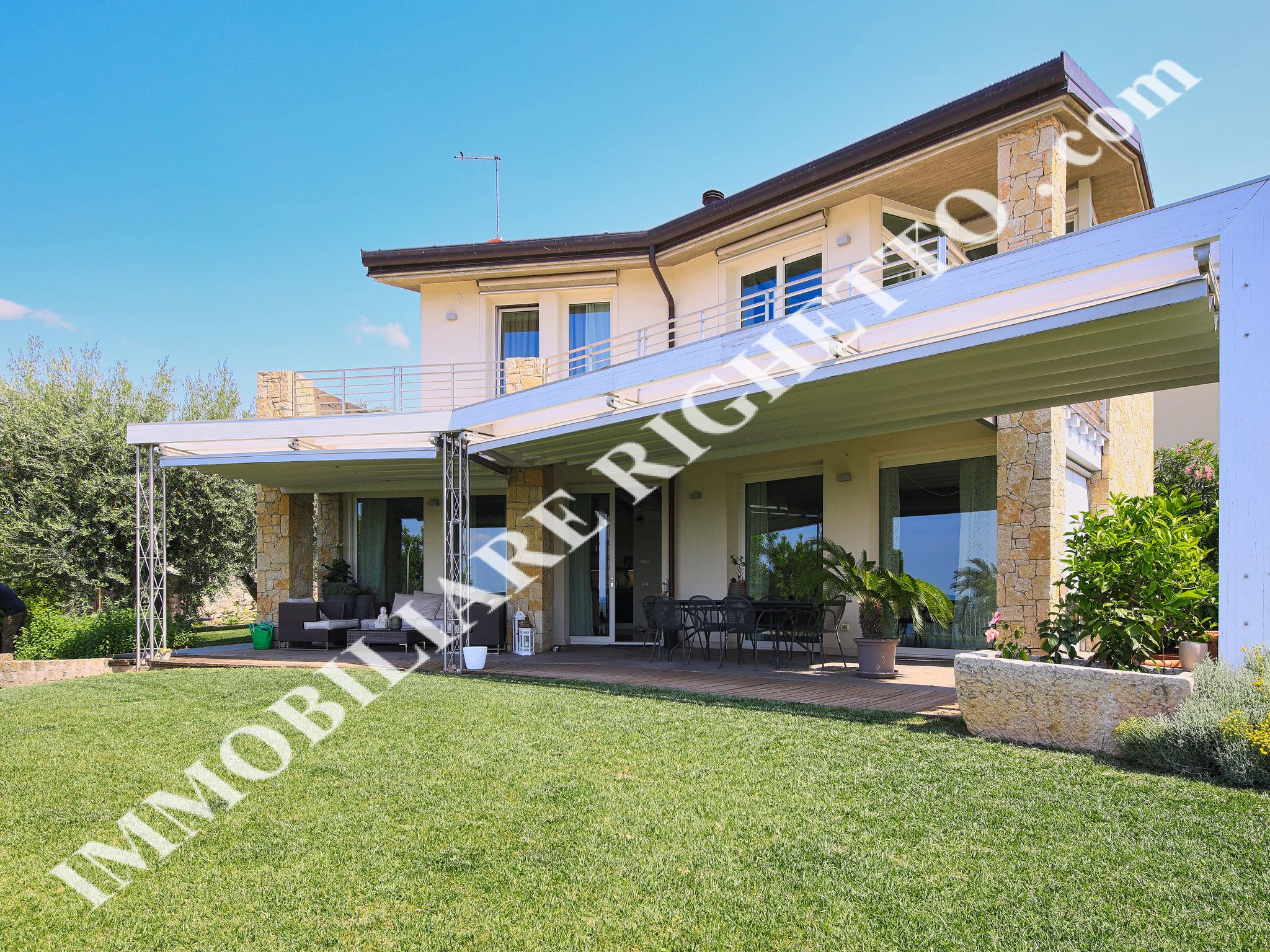 Immobilien zum Verkauf anbieten Moderne freistehende Villa mit HERRLICHEM BLICK AUF DEM SEE.
