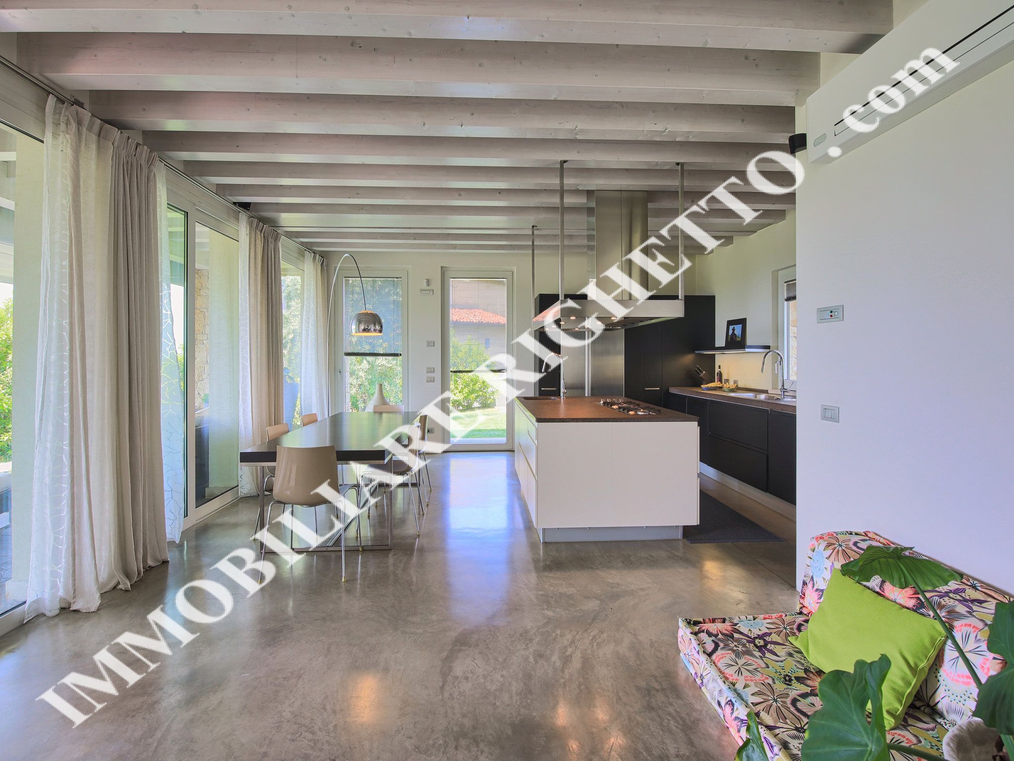 Immobilien zum Verkauf anbieten Moderne freistehende Villa mit HERRLICHEM BLICK AUF DEM SEE.
