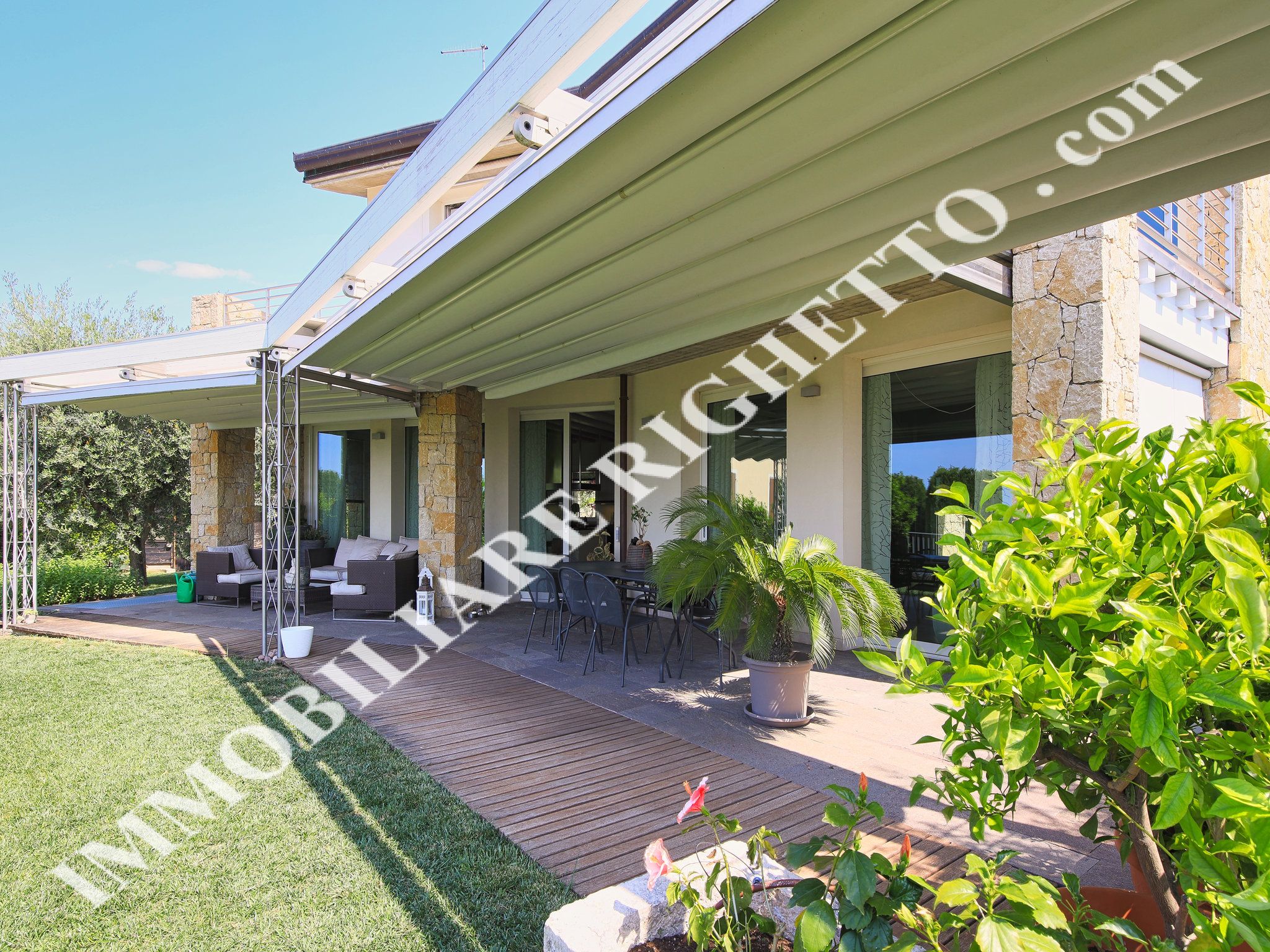 Immobilien zum Verkauf anbieten Moderne freistehende Villa mit HERRLICHEM BLICK AUF DEM SEE.