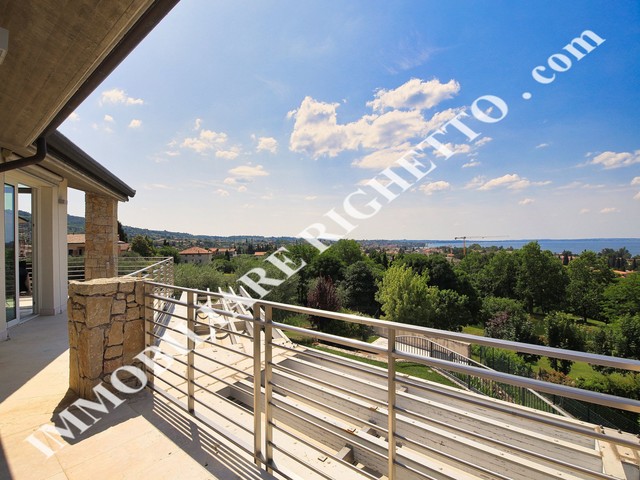 Immobilien zum Verkauf anbieten Moderne freistehende Villa mit HERRLICHEM BLICK AUF DEM SEE.