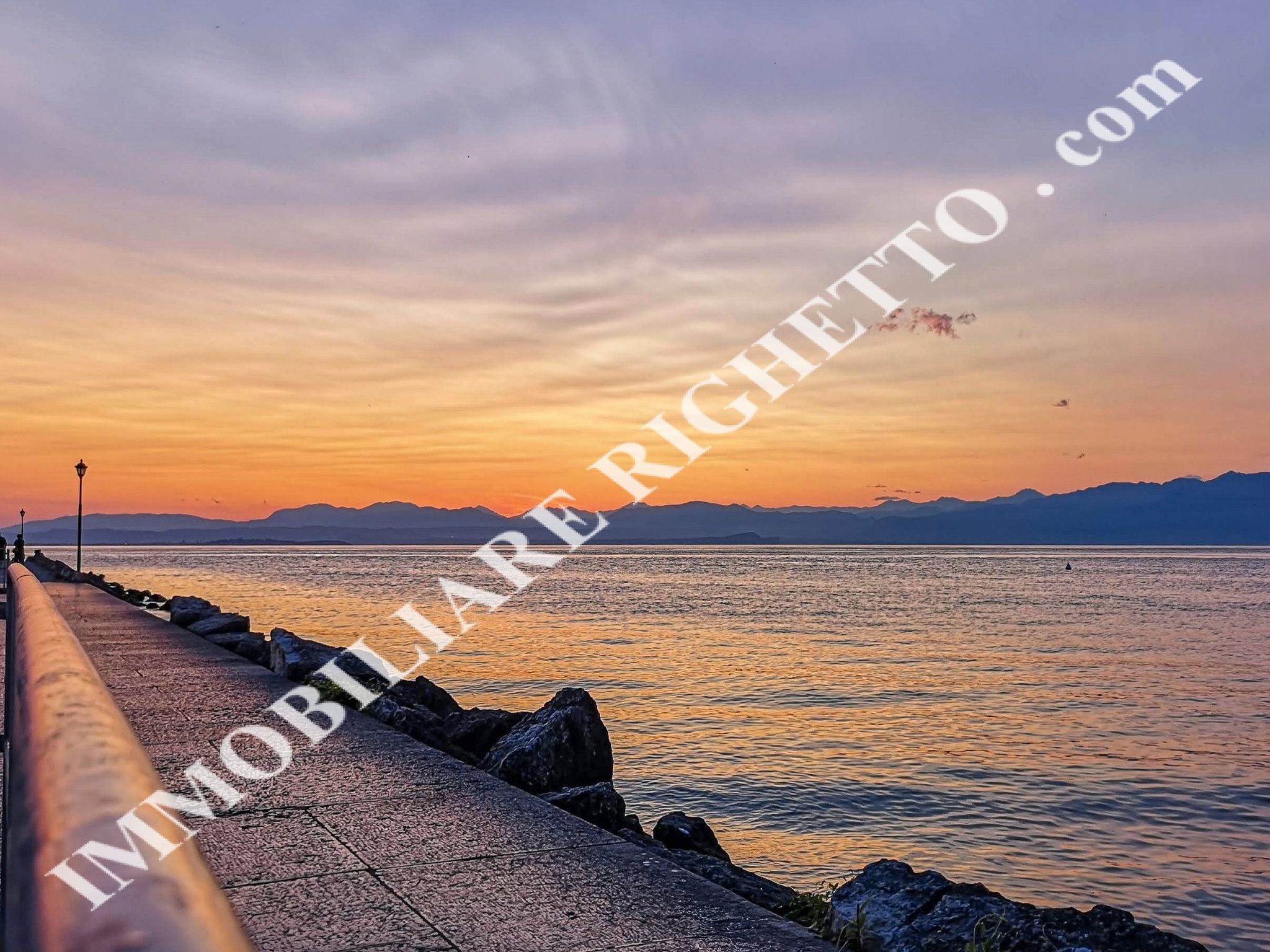 Immobilien zum Verkauf anbieten Geräumige Villa, ruhige Lage sehr nah am Zentrum und See.