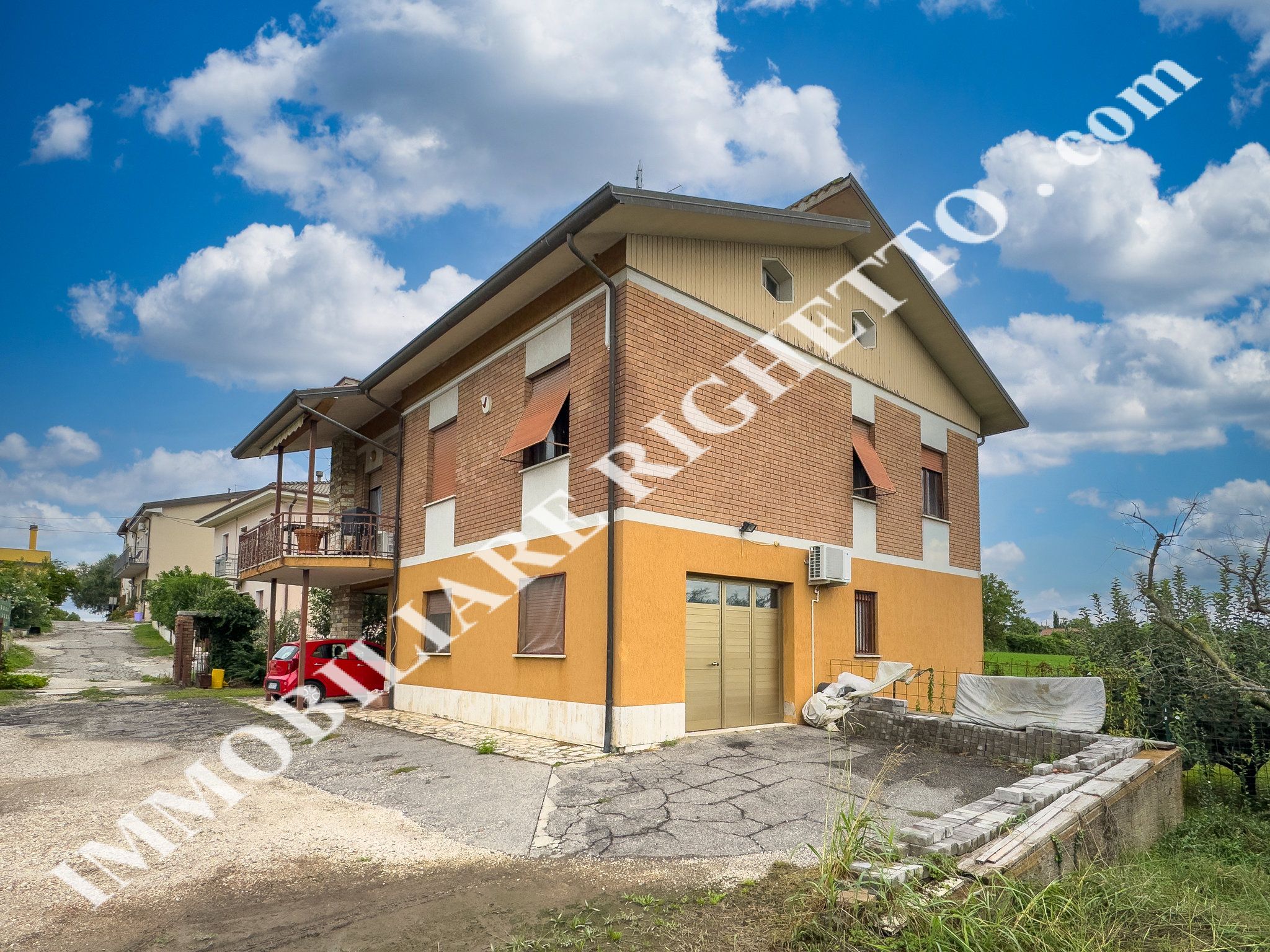 Immobilien zum Verkauf anbieten Geräumige Villa, ruhige Lage sehr nah am Zentrum und See.