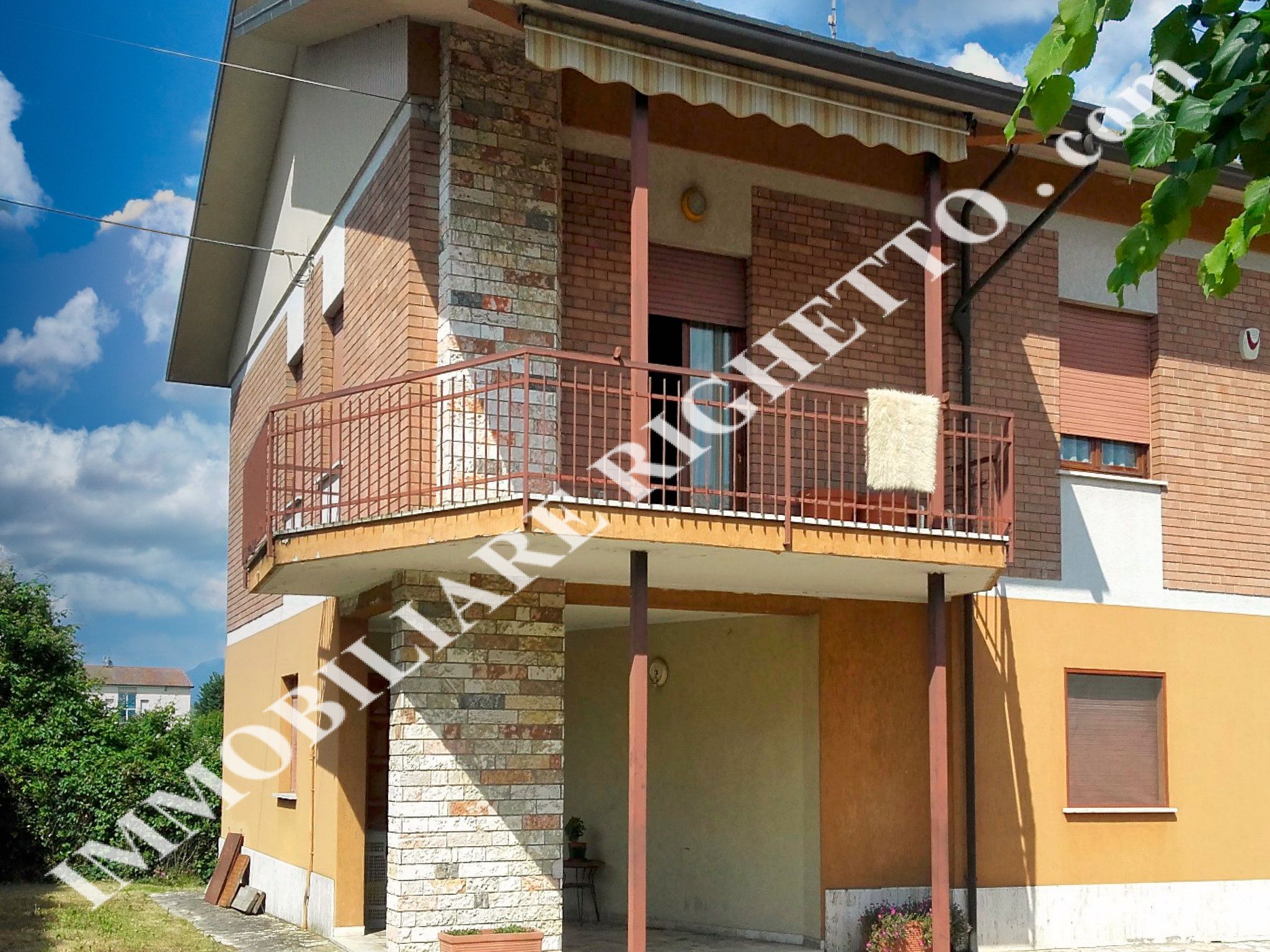 Immobilien zum Verkauf anbieten Geräumige Villa, ruhige Lage sehr nah am Zentrum und See.