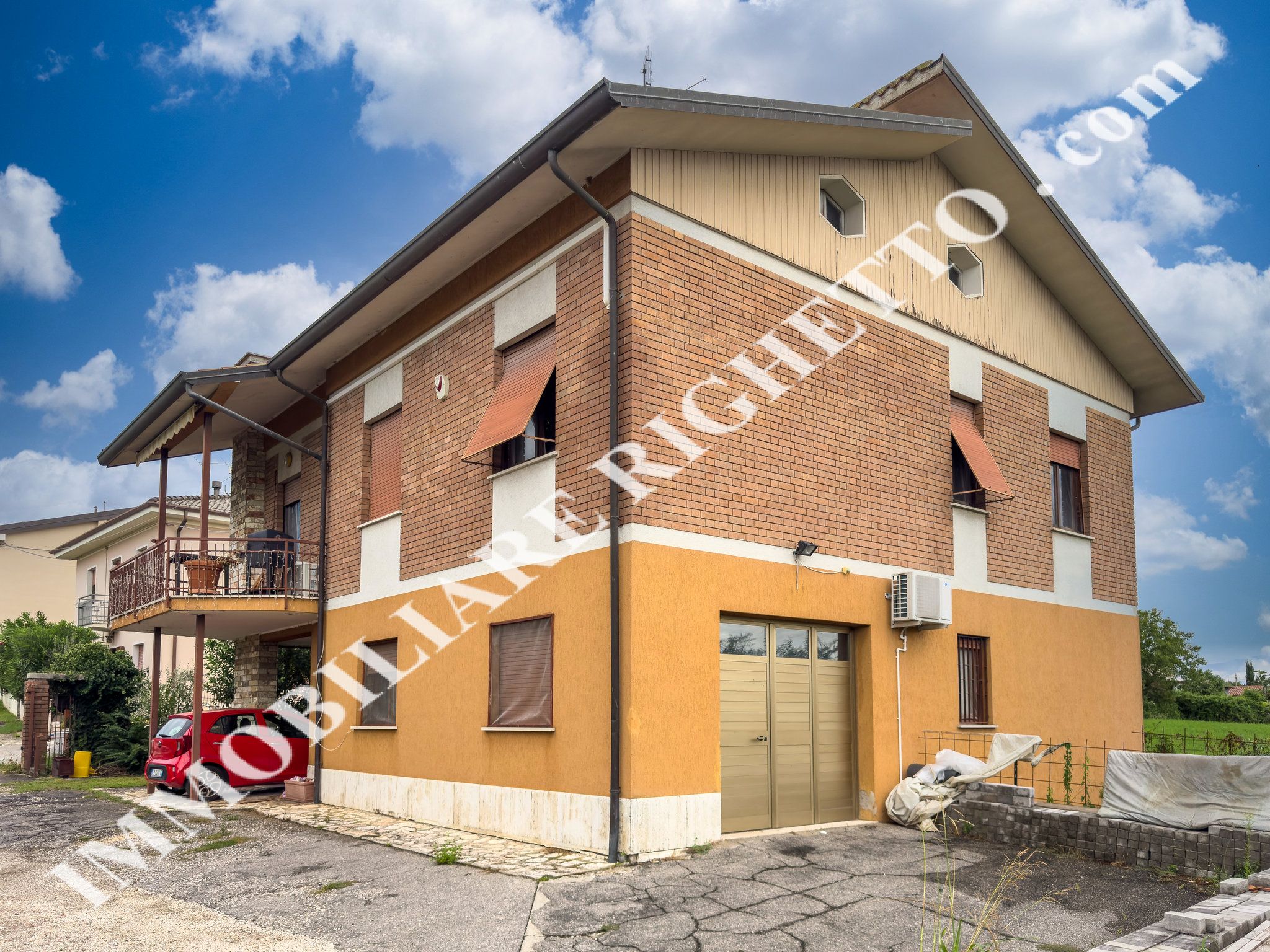 Immobilien zum Verkauf anbieten Geräumige Villa, ruhige Lage sehr nah am Zentrum und See.