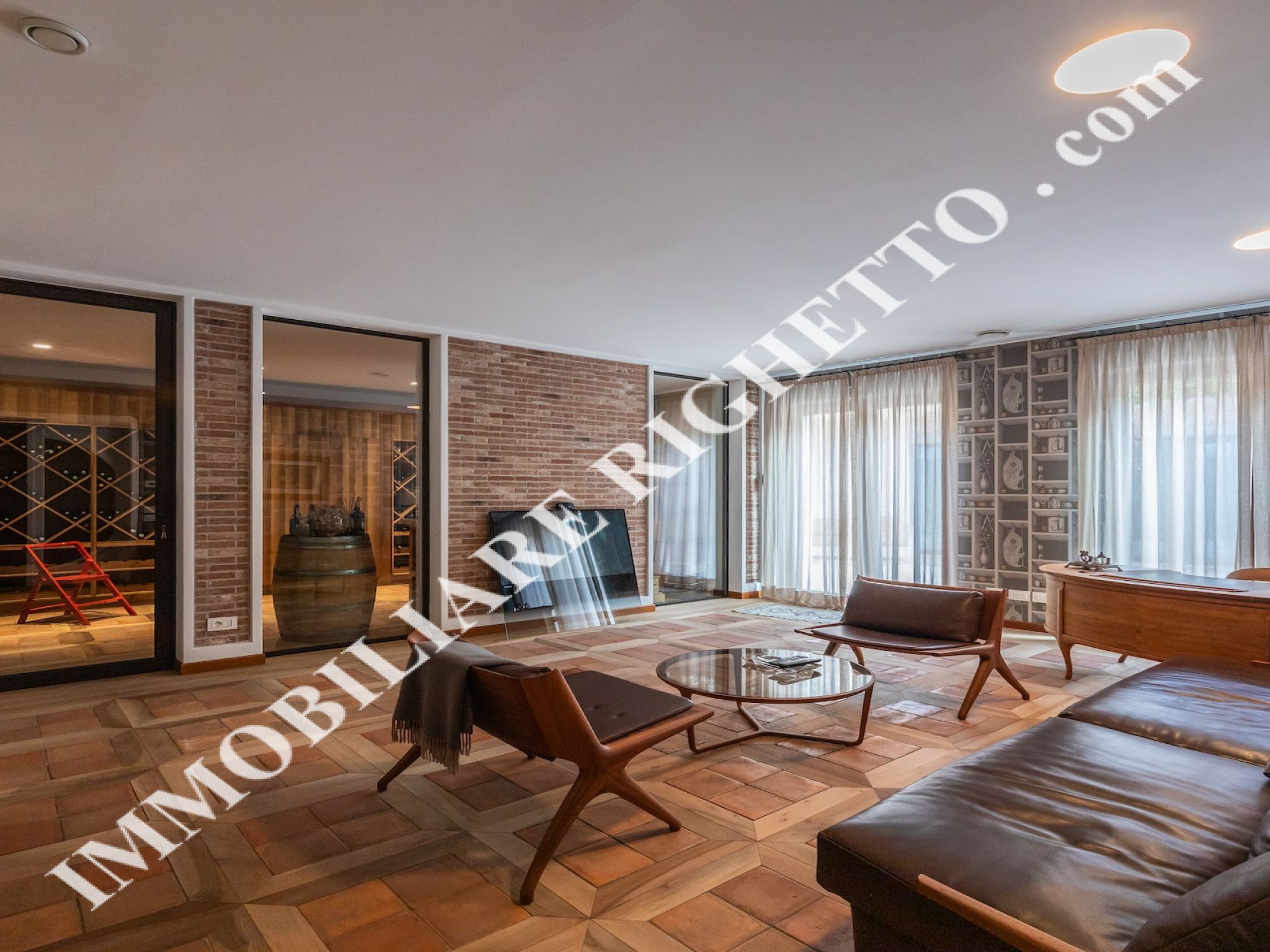 Immobilien zum Verkauf anbieten Glanzvolle Villa mit Pool, nur einen Steinwurf vom See entfernt.