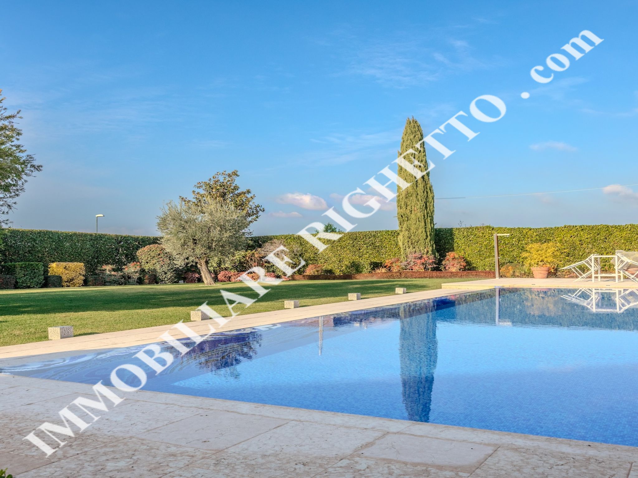 Immobilien zum Verkauf anbieten Glanzvolle Villa mit Pool, nur einen Steinwurf vom See entfernt.