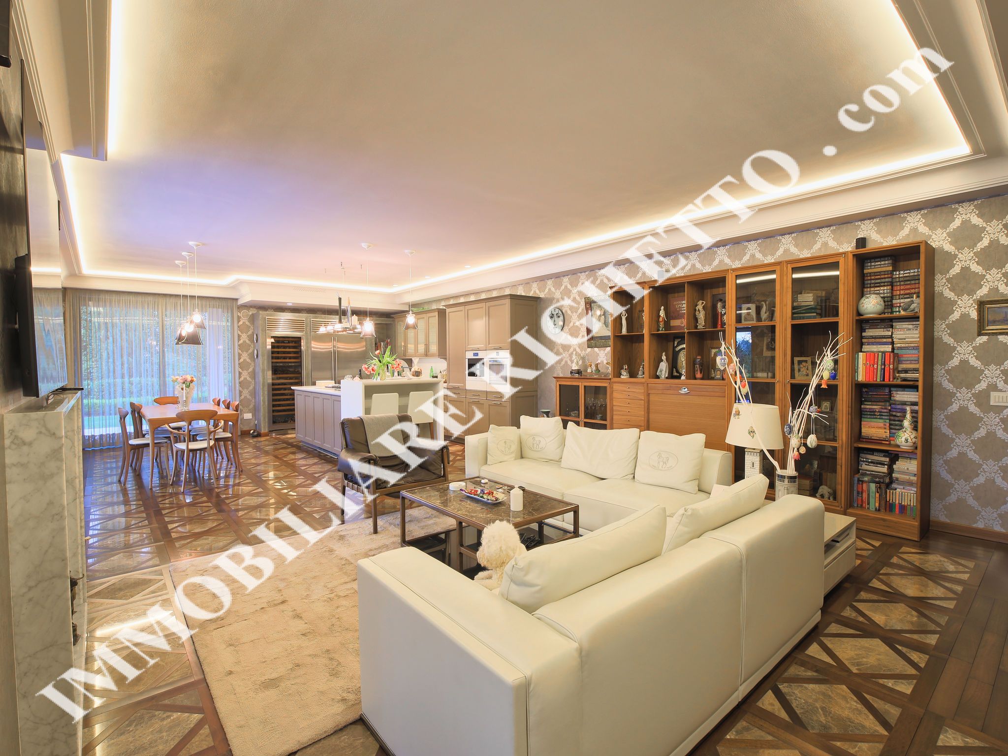 offer property for sale Luxury villa a stone's throw from the lake.