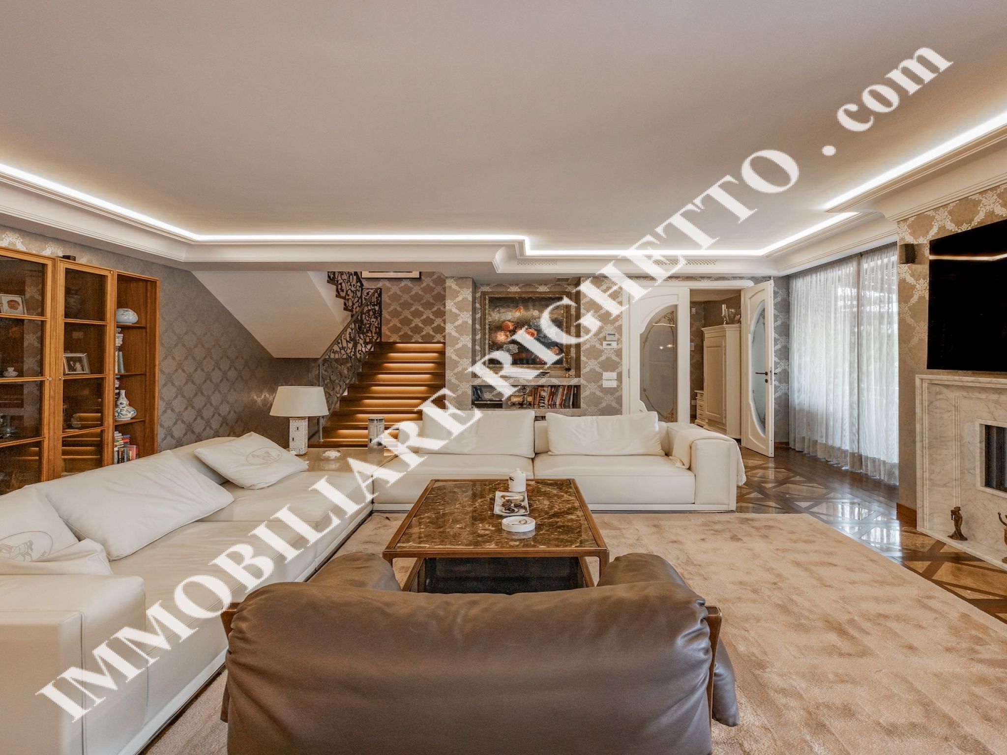 Immobilien zum Verkauf anbieten Glanzvolle Villa mit Pool, nur einen Steinwurf vom See entfernt.