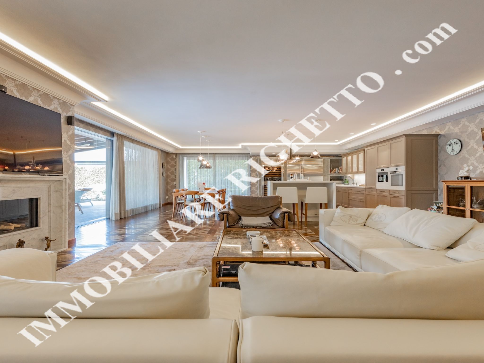 Immobilien zum Verkauf anbieten Glanzvolle Villa mit Pool, nur einen Steinwurf vom See entfernt.