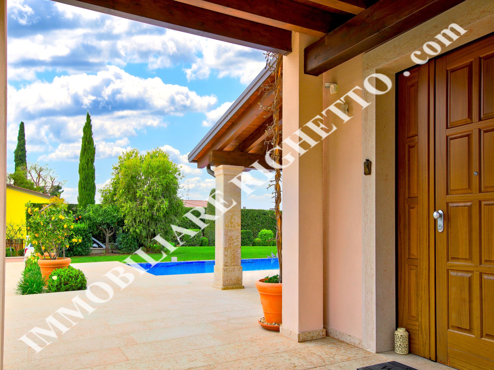 offer property for sale Luxury villa a stone's throw from the lake.