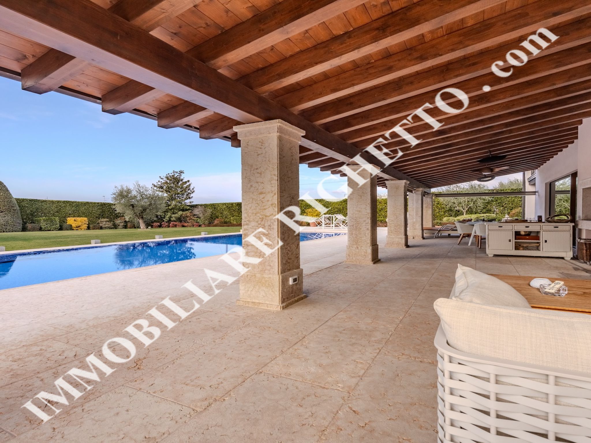 Immobilien zum Verkauf anbieten Glanzvolle Villa mit Pool, nur einen Steinwurf vom See entfernt.