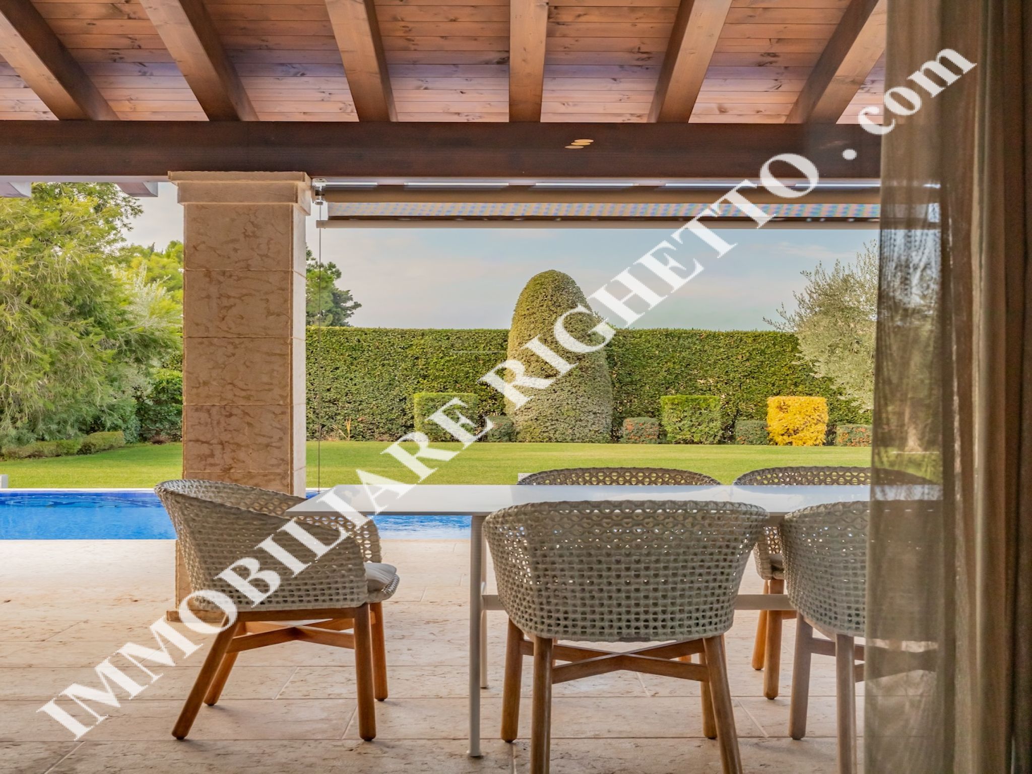 Immobilien zum Verkauf anbieten Glanzvolle Villa mit Pool, nur einen Steinwurf vom See entfernt.