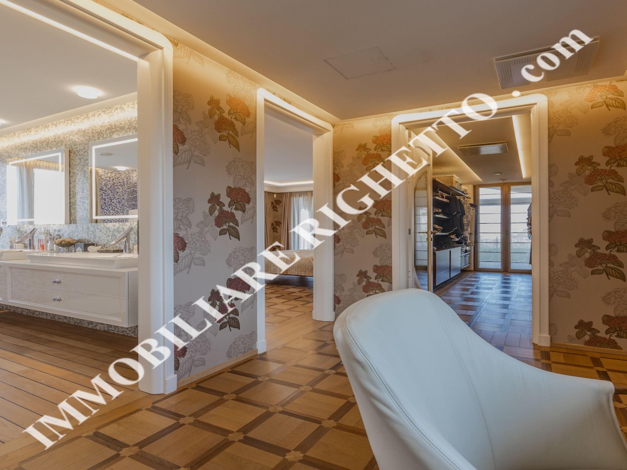 Immobilien zum Verkauf anbieten Glanzvolle Villa mit Pool, nur einen Steinwurf vom See entfernt.