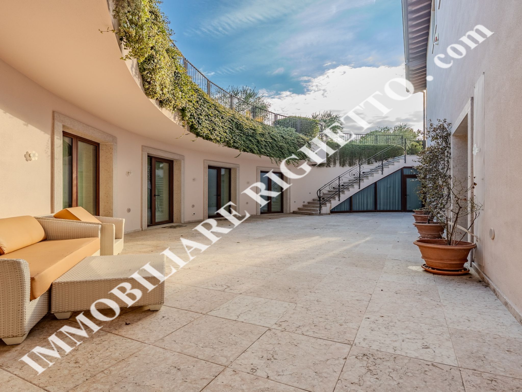 Immobilien zum Verkauf anbieten Glanzvolle Villa mit Pool, nur einen Steinwurf vom See entfernt.