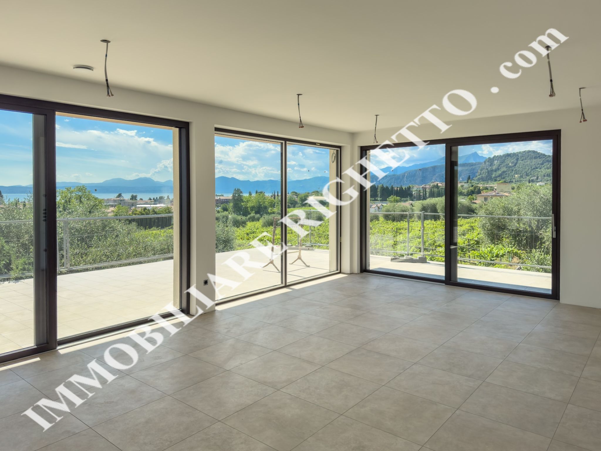 Immobilien zum Verkauf anbieten Hochwertige, moderne Villen mit Privatpool und SEEBLICK