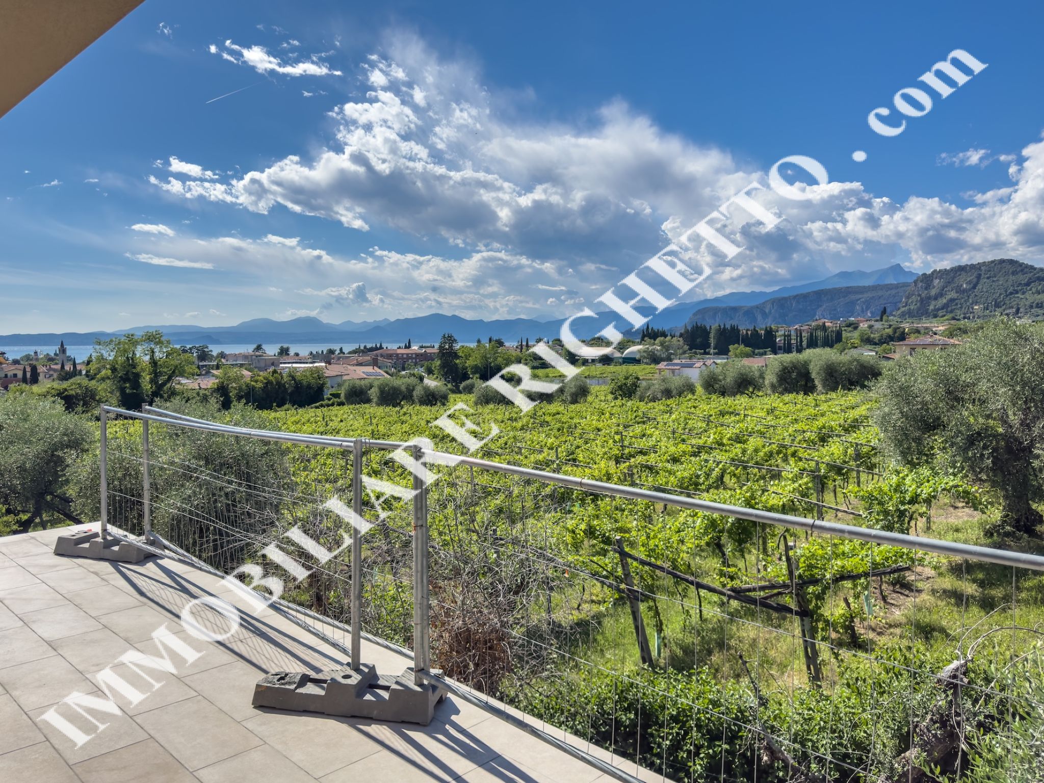 Immobilien zum Verkauf anbieten Hochwertige, moderne Villen mit Privatpool und SEEBLICK