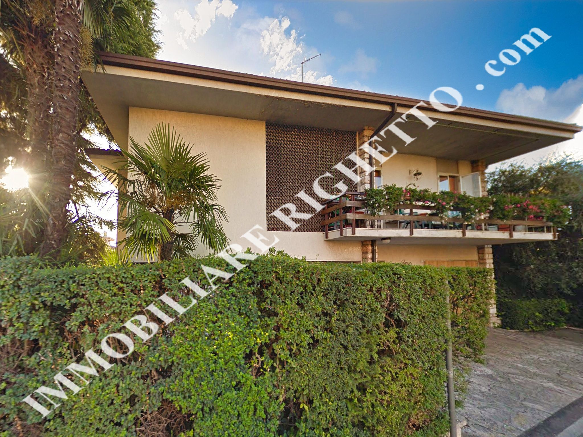offerta immobile in vendita Signorile villa singola IN CENTRO A BARDOLINO.