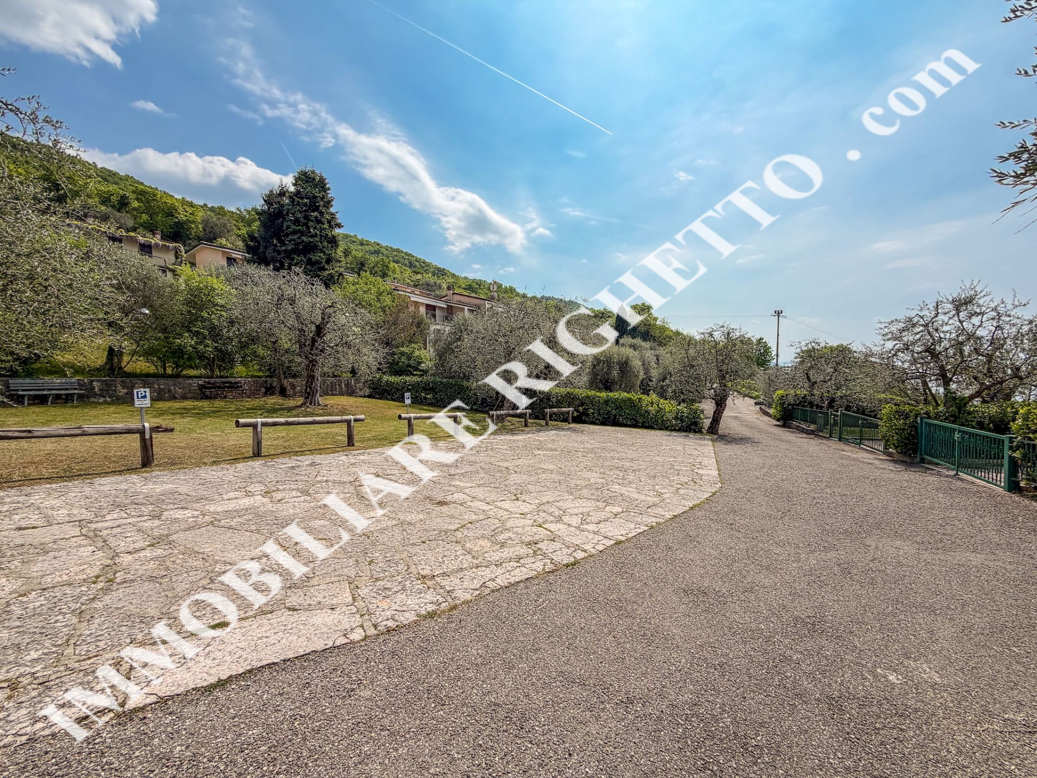 offer property for sale Spacious terraced house with SPECTACULAR LAKE VIEWS