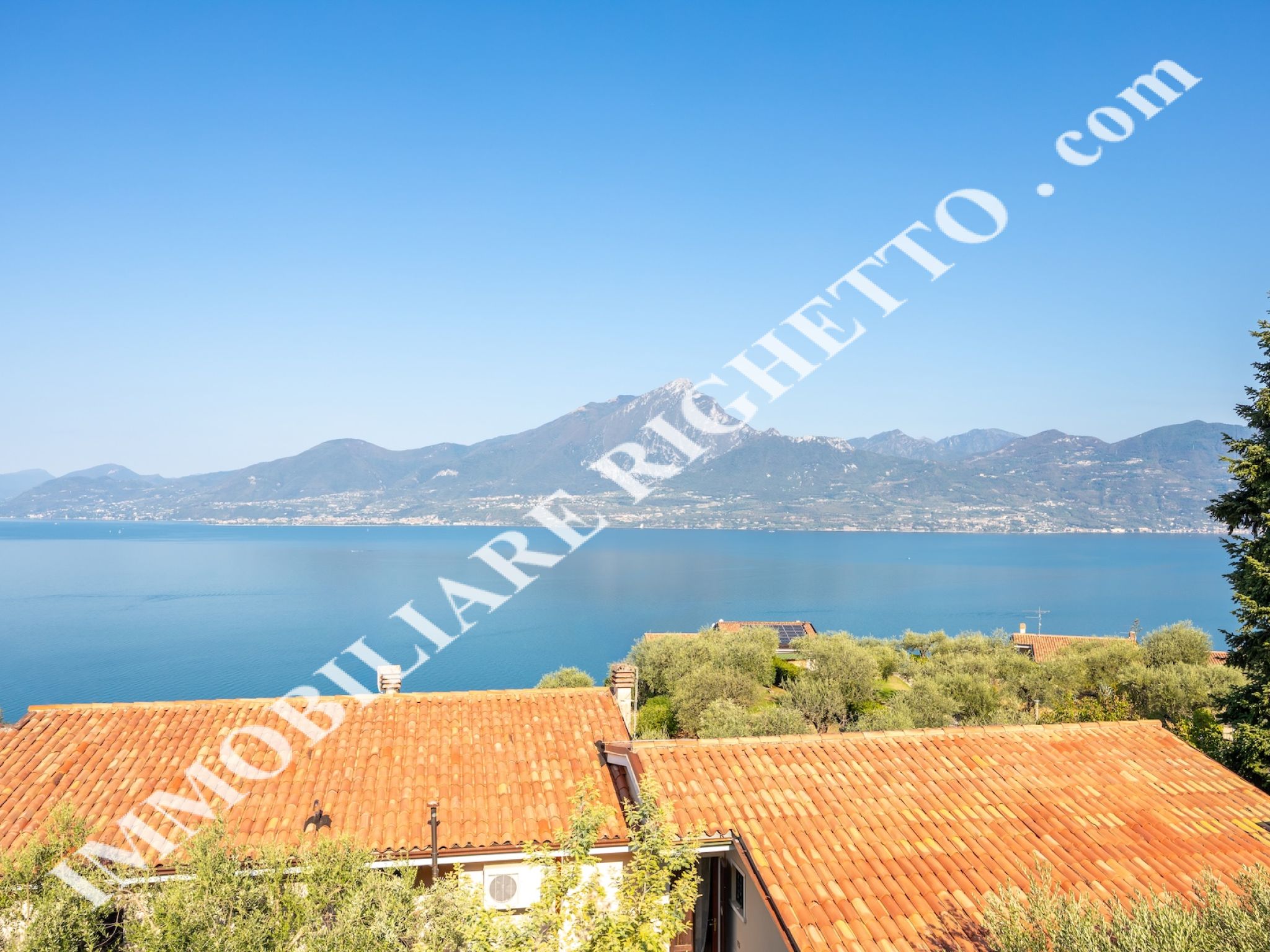 offer property for sale Spacious terraced house with SPECTACULAR LAKE VIEWS