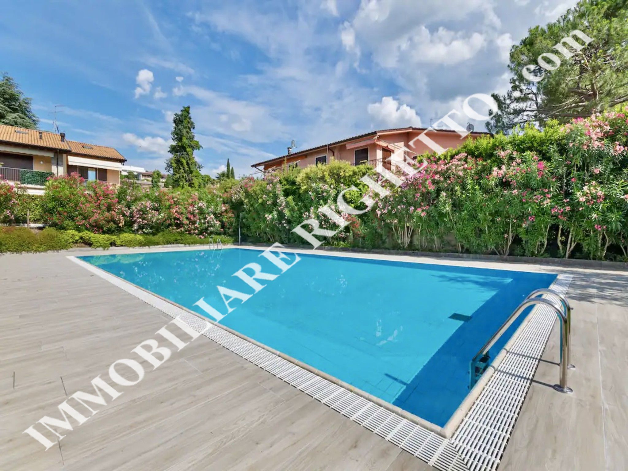 Immobilien zum Verkauf anbieten Schöne, geräumige Wohnung mit Schwimmbad.
