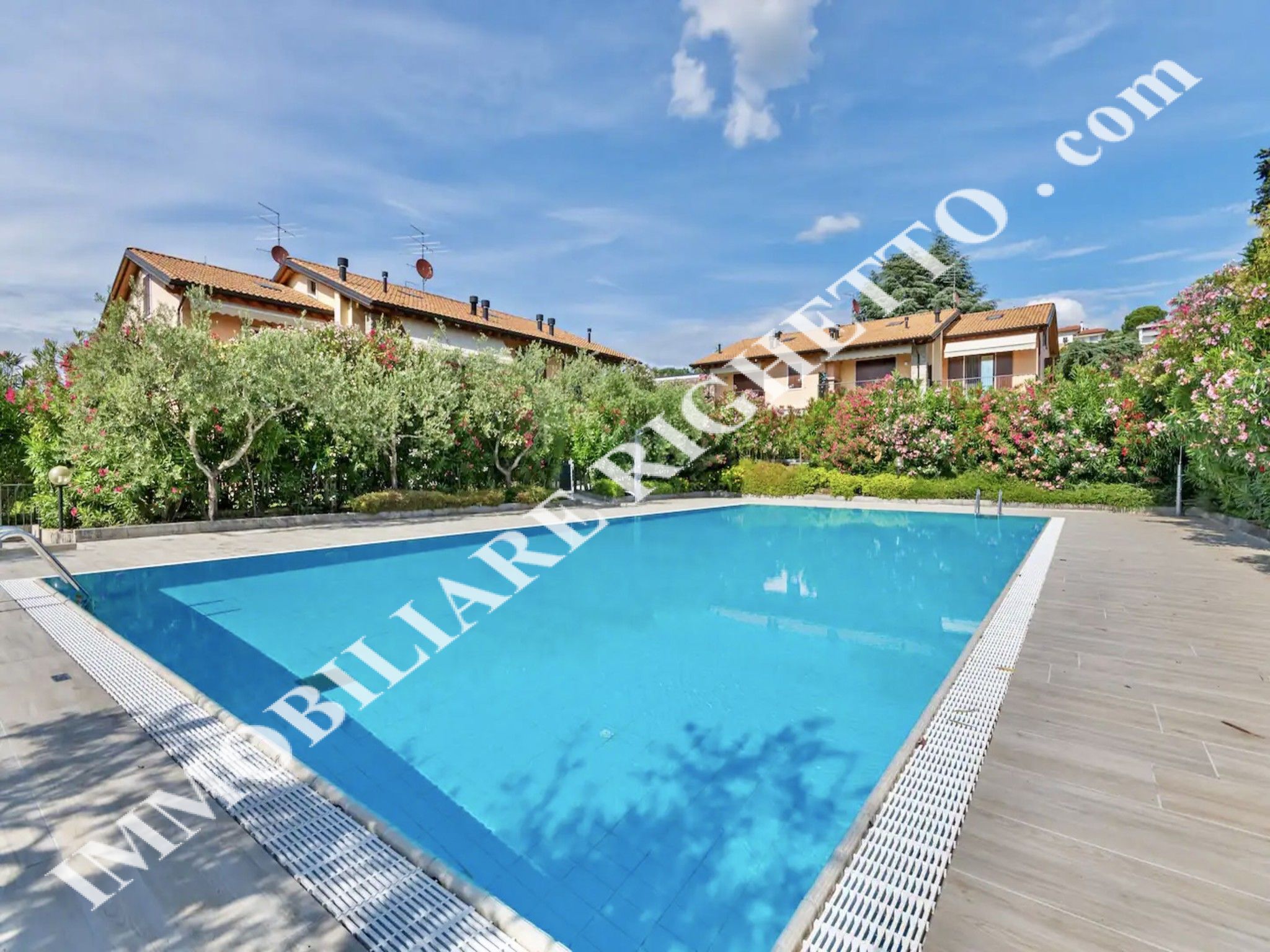 offer property for sale Spacious flat in elegant complex with swimming-pool.
